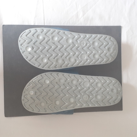 Slip On - Picture 3 of 4